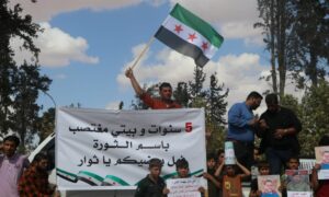 متظاهرون في مدينة الباب بريف حلب الشرقي للمطالبة بإعادة الممتلكات التي يستولي عليها قيادي في فرقة 