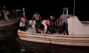 من مشاركة سكان جزيرة أرواد بعمليات الإنقاذ بعد غرق قارب يقل لاجئين- 22 أيلول 2022 (أرواد أيلاند/ فيس بوك)