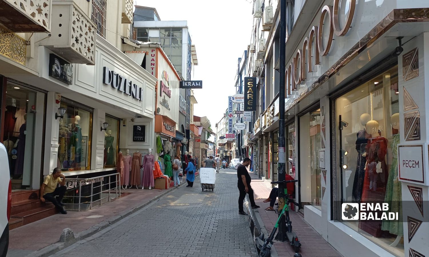 محال تجارية ضمن سوق "محمود باشا" جنب حي بيازيد بمدينة اسطنبول- 30 من آب 2022 (عنب بلدي)