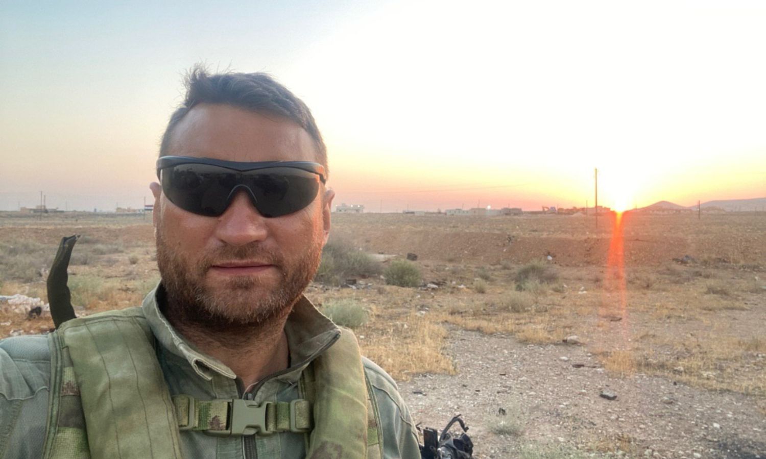 المقاتل والمراسل الحربي الروسي أوليغ بلوخين في مدينة الرقة شمال شرقي سوريا- 13 من تموز 2020 (حساب المراسل في تويتر)