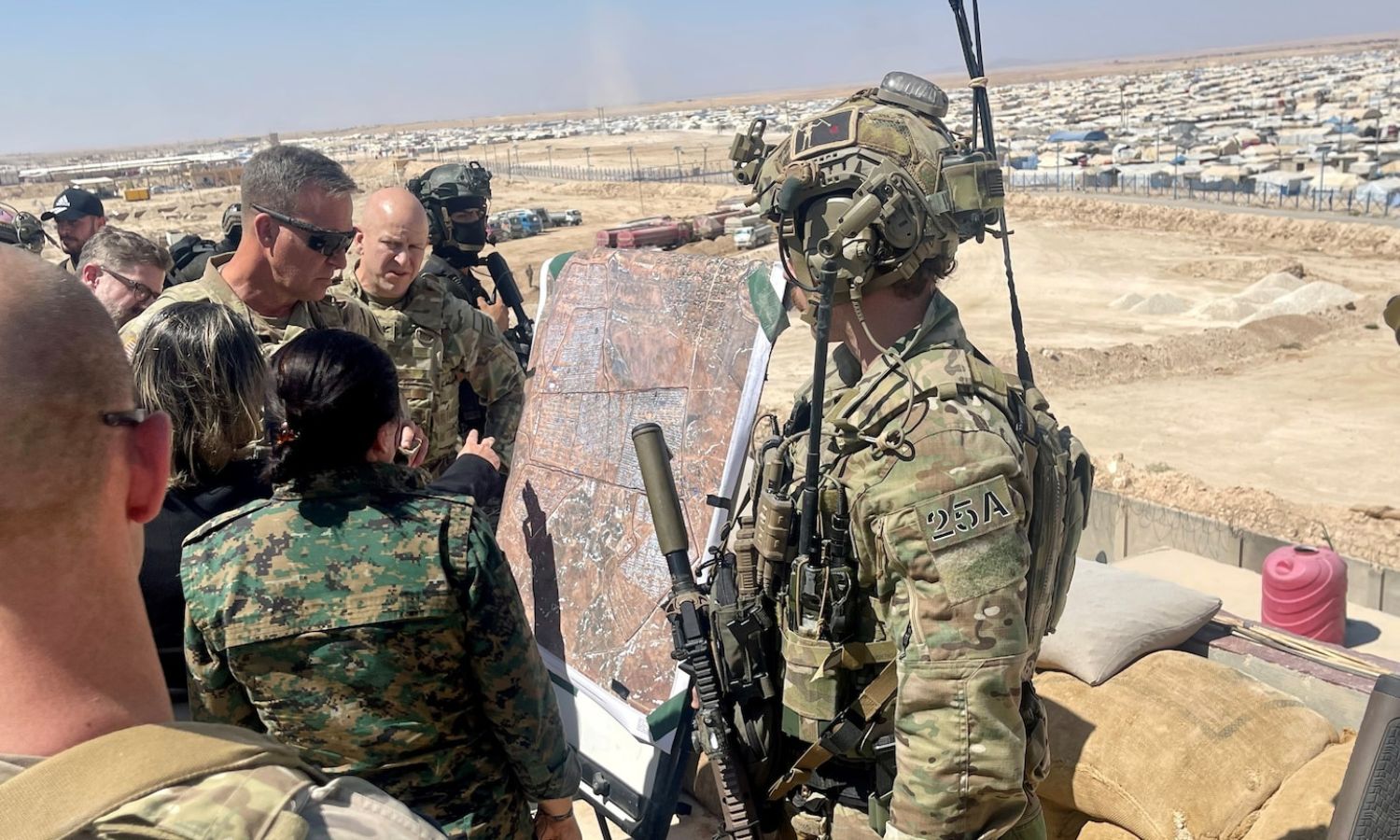 قائد القيادة المركزية الأمريكية الجنرال مايكل كوريلا قرب مخيم "الهول" شرقي الحسكة- 9 من أيلول 2022(U.S. Central Command)