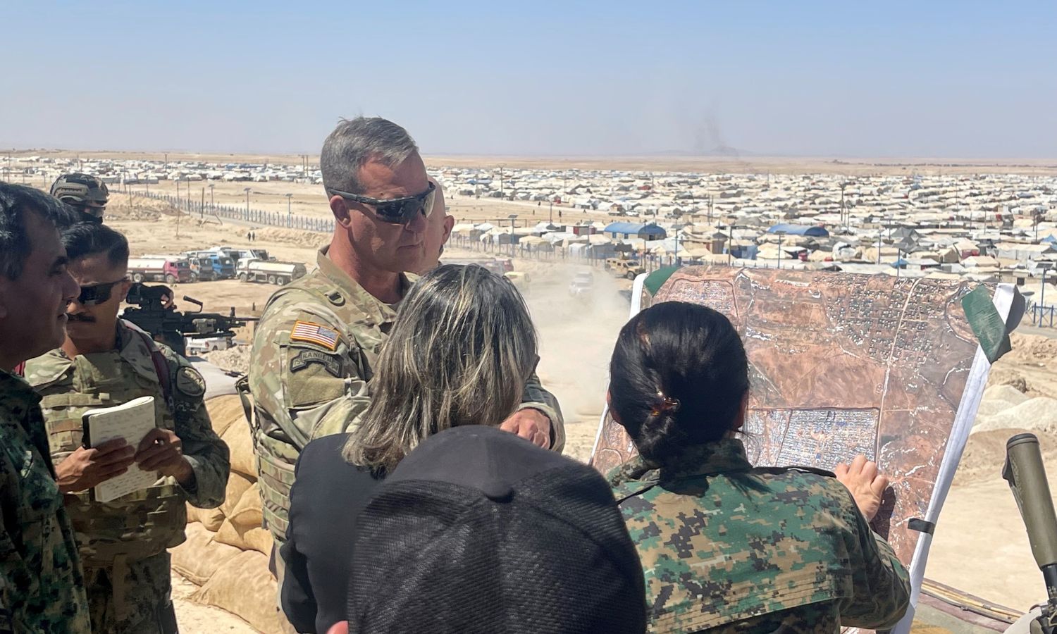 قائد القيادة المركزية الأمريكية الجنرال مايكل كوريلا قرب مخيم "الهول" شرقي الحسكة- 9 من أيلول 2022(U.S. Central Command)