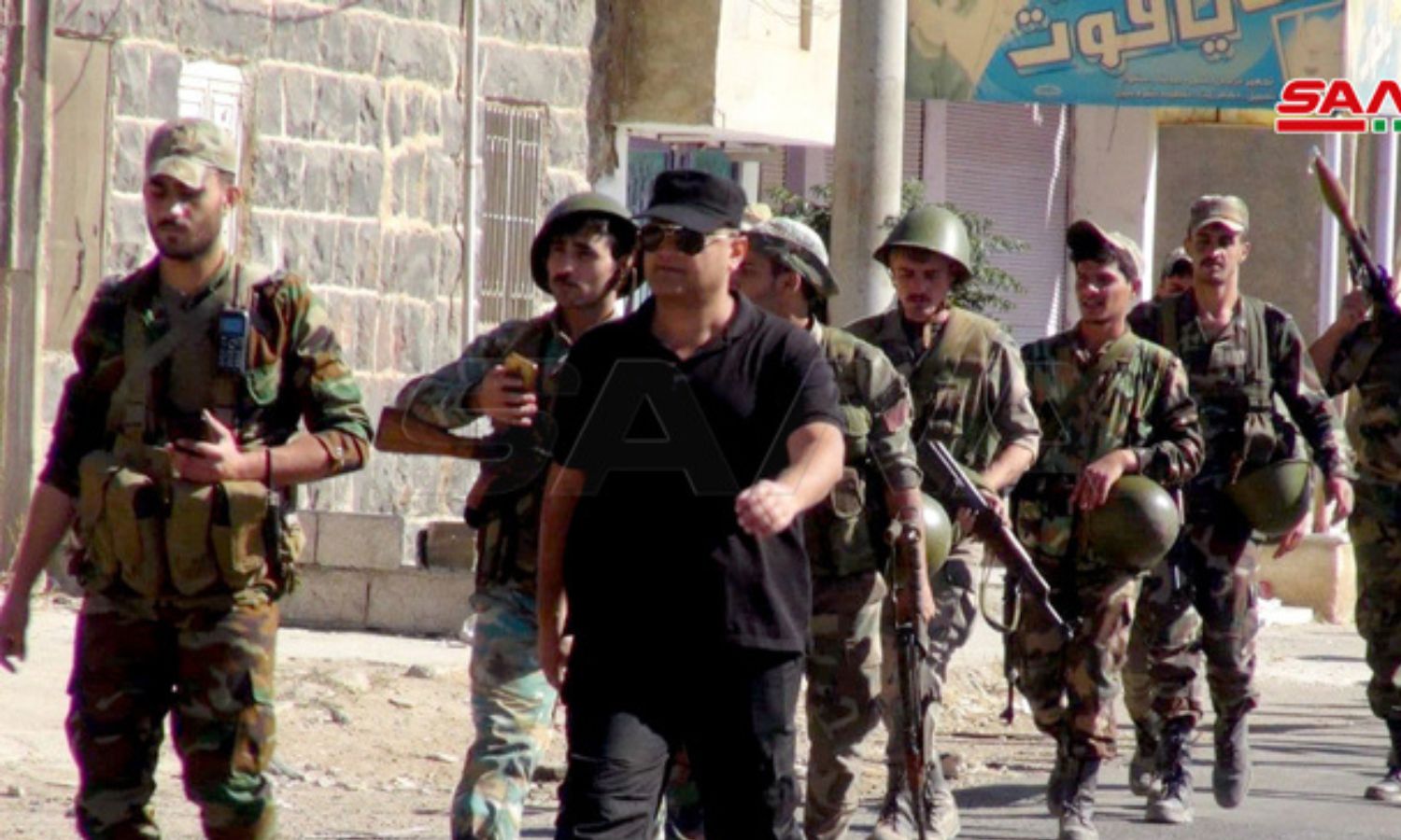 عناصر من قوات النظام السوري بعد دخلوهم مدينة جاسم في أثناء "التسوية"- 7 من تشرين الأول 2021 (سانا)