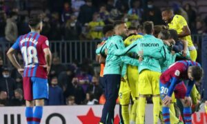 لاعبا برشلونة  جافي وخلفهما لاعبو نادي قادش خلال مباراة انتهت لصالح قادش بهدف دون رد على ملعب 