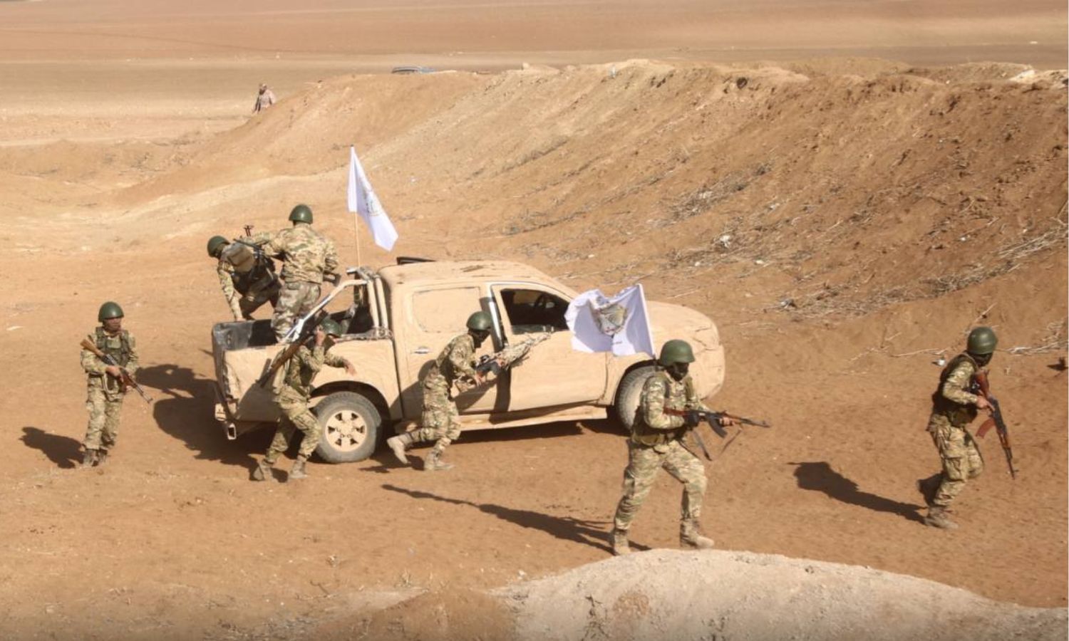 عناصر في "الجيش الوطني السوري" ينفذون مناورات عسكرية قرب خطوط التماس مع "قسد" في منطقة رأس العين بريف الحسكة- 20 من تشرين الثاني 2021 (عزم/ تلجرام)