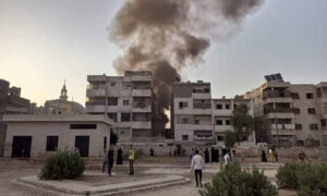تصاعد الدخان إثر سقوط طائرة عسكرية بالقرب من دوار الأربعين في مدينة حماة- 4 أيلول 2022 (فيس بوك/ حماة النبض والروح)