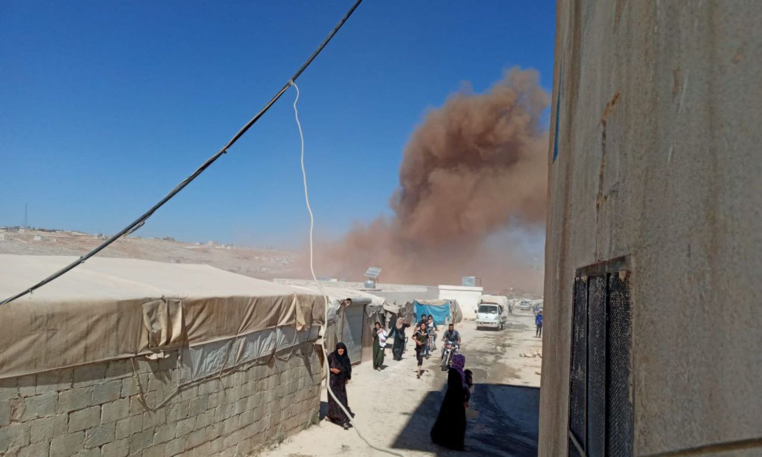 تصاعد الدخان إثر غارات جوية نفذتها طائرات روسية على مخيمات بقرية كلبيت قرب الحدود السورية- التركية بريف إدلب الشمالي – 27 من أيلول 2022 (متداول صفحات محلية)