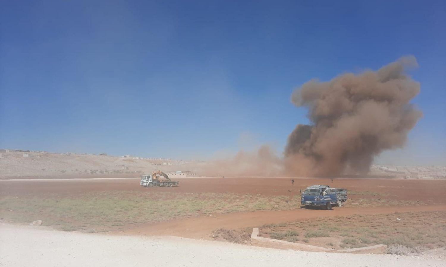 تصاعد الدخان إثر غارات جوية نفذتها طائرات روسية على مخيمات بقرية كلبيت قرب الحدود السورية- التركية بريف إدلب الشمالي – 27 من أيلول 2022 (متداول صفحات محلية)