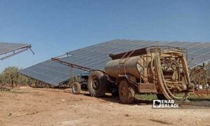 ألواح طاقة شمسية لاستجرار المياه من إحدى الآبار في بلدة حربنوش بريف إدلب الشمالي- 30 من أيلول 2022 (عنب بلدي/ إياد عبد الجواد)
