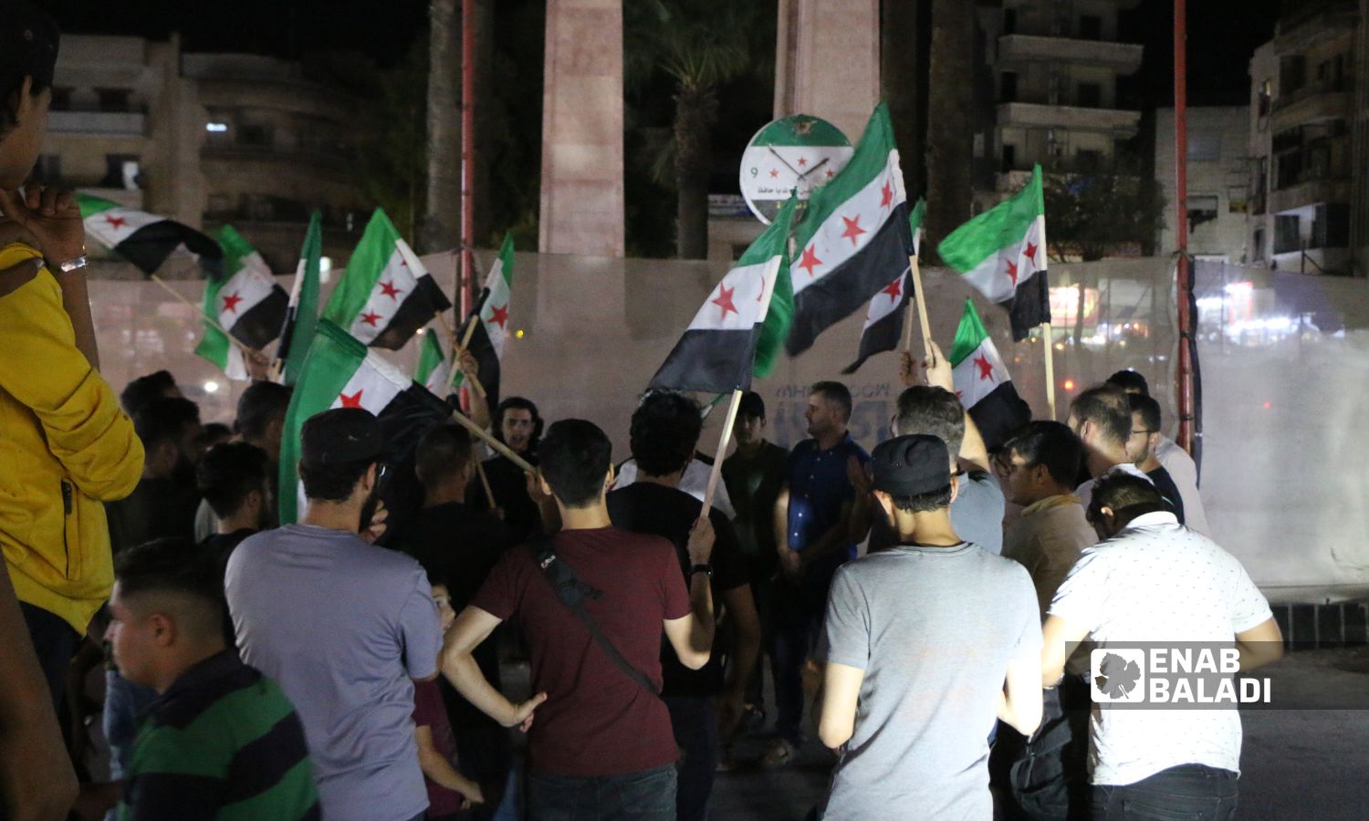 متظاهرون وسط مدينة إدلب احتجاجًا على شتم الثورة السورية والاعتداء على إعلاميين قرب معبر "باب الهوى" من قبل عناصر في "هيئة تحرير الشام"- 12 من أيلول 2022 (عنب بلدي)