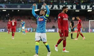 لاعب نابولي الإيطالي يحتفل بعد فوز ناديه على ليفربول الإنجليزي بالجولة الأولى من دوري أبطال أوروبا- 7 من أيلول 2022 (Getty Images)