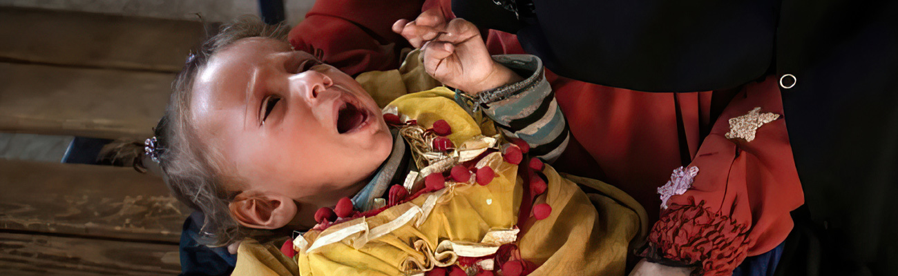 طفل مصاب بالكوليرا يتلقى العلاج في مستشفى الكسرة بمحافظة دير الزور شرقي سوريا (AFP)
