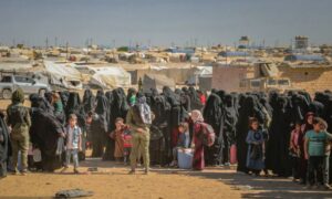 تفتيش نساء وأطفال في مخيم "الهول" شرقي الحسكة – سوريا، خلال عملية "الإنسانية والأمن" – آب 2022 (قوى الأمن الداخلي شمال وشرق سوريا/ فيسبوك)
