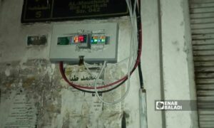 عدّاد لإحدى مولدات اشتراك الكهرباء (أمبيرات) في حي القلعة (بنايات السابع من نيسان) في مدينة اللاذقية- أيلول 2022 (عنب بلدي)
