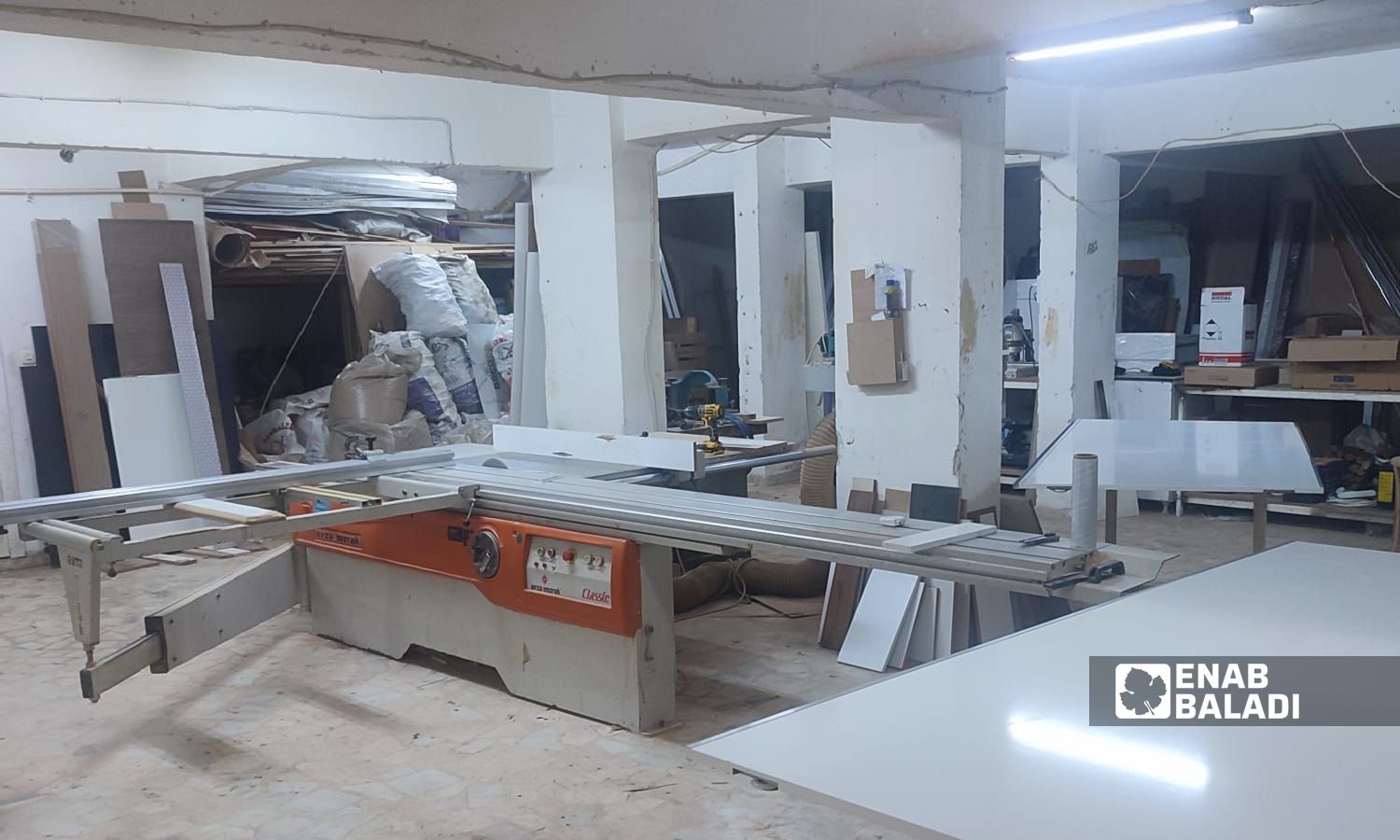 معدّات داخل ورشة نجارة موبيليا في منطقة أسنيورت بالطرف الأوروبي من مدينة اسطنبول- 1 من أيلول 2022 (عنب بلدي)