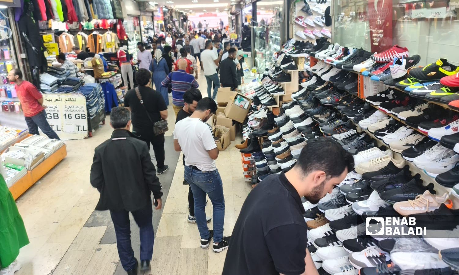محال لبيع الأحذية والملابس ضمن نفق أرضي في منطقة أكسراي بمدينة اسطنبول- 25 من أيلول 2022 (عنب بلدي)