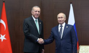 الرئيس الروسي فلاديمير بوتين يصافح الرئيس التركي رجب طيب أردوغان خلال لقائهما في أستانة_ 13 من تشرين الأول 2022 (الرئاسة التركية/ تويتر)