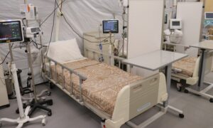 سرير إلى جانب أجهزة طبية في مستشفى 