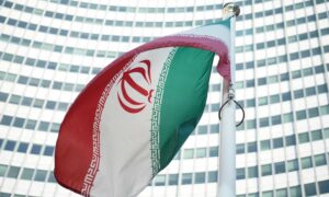 العلم الإيراني معلق على سارية (AFP)
