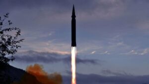 صورة التُقطت في 28 أيلول/سبتمبر 2021 ونشرتها وكالة الأنباء الكورية الشمالية في 29 أيلول/سبتمبر وتُظهر إطلاق صاروخ أسرع من الصوت طُوّر مؤخرا في مقاطعة جاغانغ في شمال كوريا الشمالية. 
