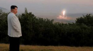 رئيس كوريا الشمالية يشرف على تجربة إطلاق لصاروخ- نشرت وكالة 