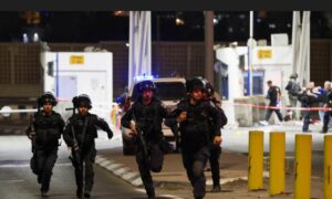 قوات الشرطة الإسرائيلية في أعقاب هجوم إطلاق النار في القدس_ 8 من تشرين الأول 2022 (AFP)