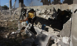 متطوعون من الدفاع المدني السوري يتفقدون موقع غارة جوية روسية طالت مدجنة طيور غربي إدلب- 11 تشرين الأول 2022 (الدفاع المدني/ فيس بوك)