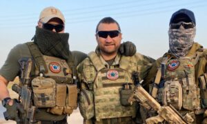 المقاتل والمراسل الحربي الروسي أوليغ بلوخين ومقاتلين روس في مدينة سراقب بريف إدلب الجنوبي الشرقي- 11 من نيسان 2020 (قناة المراسل في 