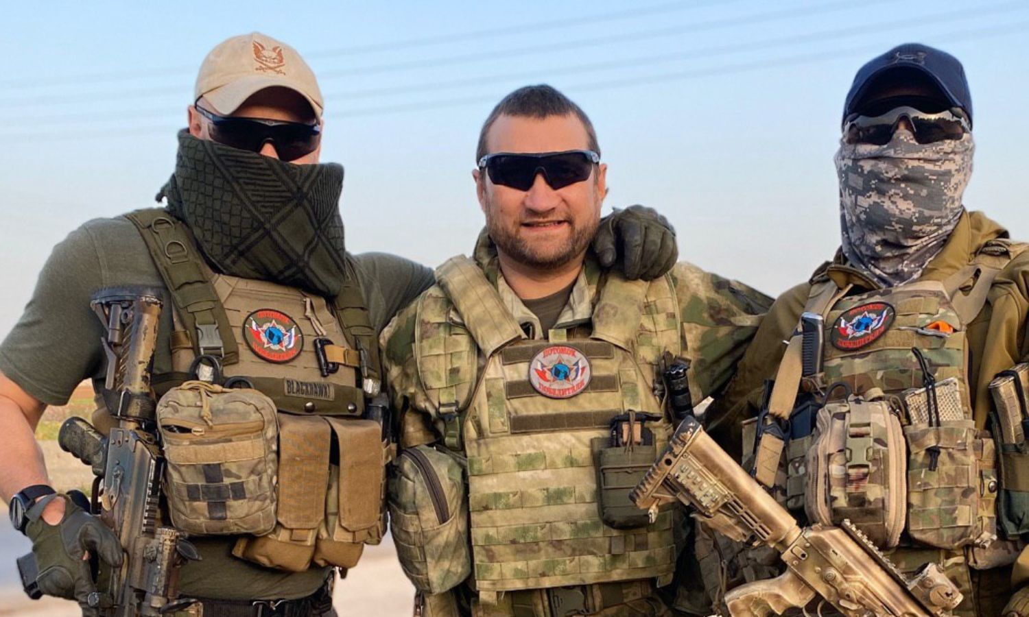 المقاتل والمراسل الحربي الروسي أوليغ بلوخين ومقاتلين روس في مدينة سراقب بريف إدلب الجنوبي الشرقي- 11 من نيسان 2020 (قناة المراسل في "تلجرام")
