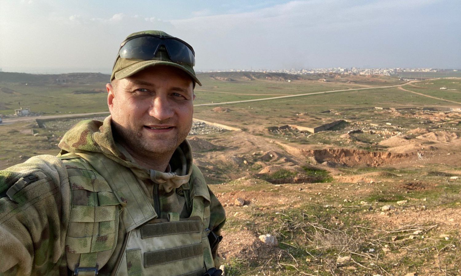المقاتل والمراسل الحربي الروسي أوليغ بلوخين في قرية مرديخ بريف إدلب الجنوبي الشرقي- 5 من شباط 2020 (قناة المراسل في "تلجرام")