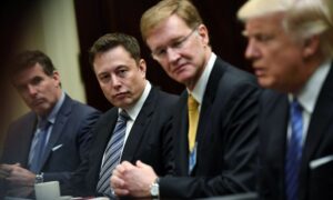 الملياردير الأمريكي إيلون ماسك (الثاني إلى اليسار) ورجال أعمال آخرون يستمعون إلى الرئيس الأمريكي السابق دونالد ترامب خلال زيارة للبيت الأبيض في 2017 (The Washington Post)