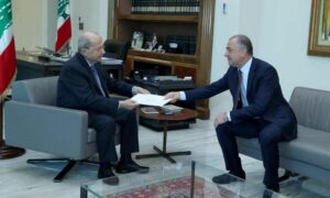 الرئيس اللبناني ميشال عون يتسلم مسودة الاتفاقية النهائية من نائب رئيس مجلس النواب إلياس ابو صعب - 11 من تشرين الأول 2022 (رويترز)
