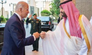 الرئيس الأمريكي جو بايدن يحيي ولي العهد السعودي محمد بن سلمان بقبضة يده خلال زيارة للمملكة في 15 من تموز 2022 (AFP)