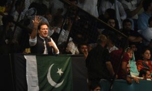 رئيس الوزراء السابق عمران خان يخاطب أنصاره للضغط على الحكومة لإجراء انتخابات مبكرة في لاهور- باكستان 13 من آب 2022 (AFP)