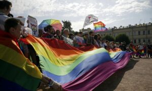التجمع المجتمعي للمثليين والمثليات ومزدوجي الميل الجنسي ومغايري الهوية الجنسية في سانت بطرسبرغ- روسيا 12 من آب 2017 (رويترز)