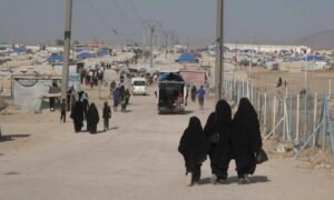 نساء وأطفال محتجزين في مخيم 