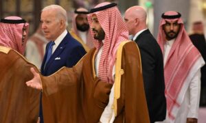 الرئيس الأمريكي جو بايدن وولي العهد السعودي محمد بن سلمان في قمة جدة 16 من تموز 2022 (AFP)