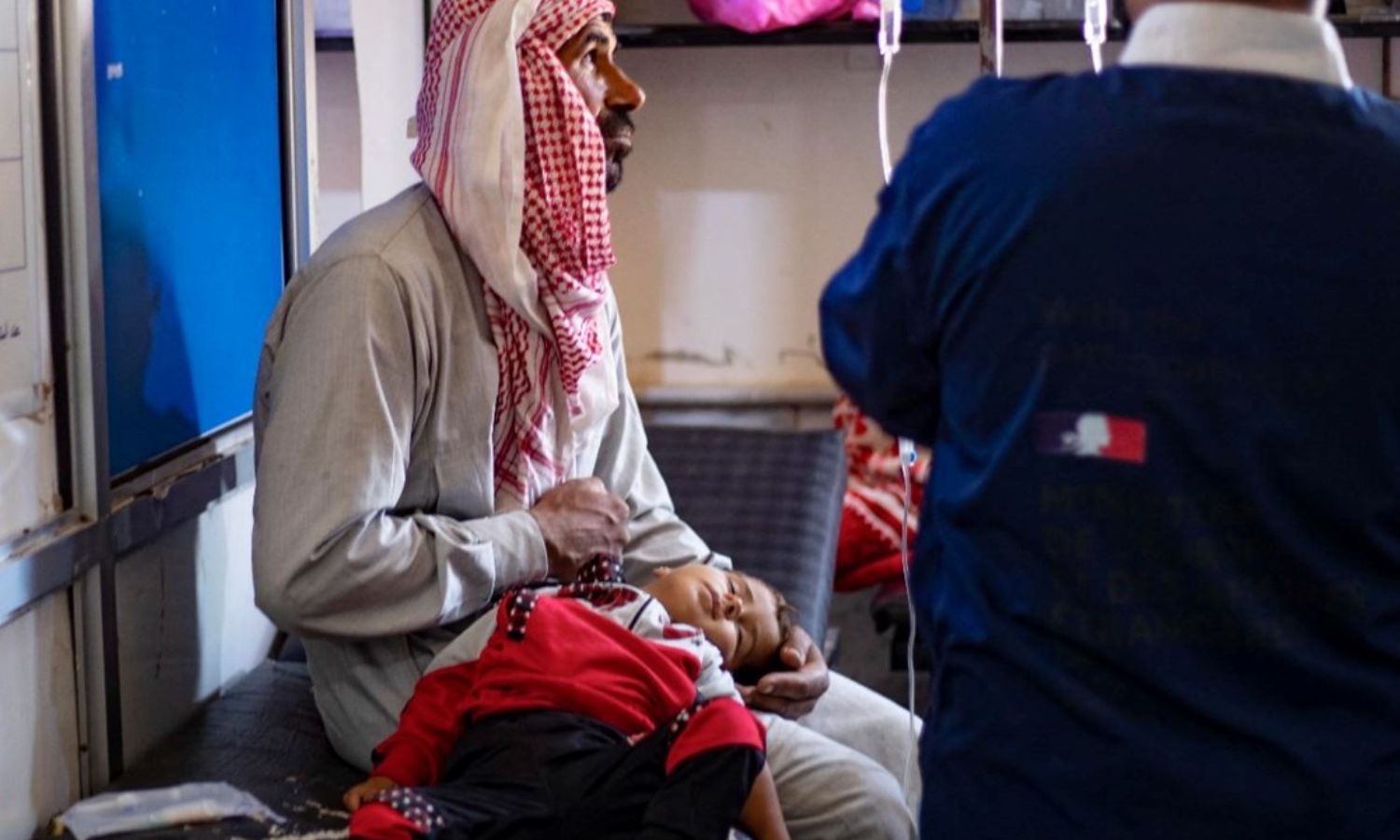 طفل مصاب بـ"الكوليرا" يتبقى العلاج بدير الزور في سوريا في 17 من أيلول 2022 (AFP)