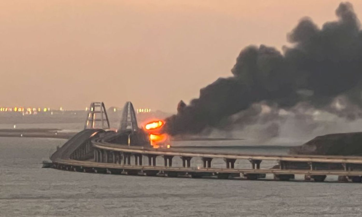 اشتعال النيران على جسر "كيرتش" بين شبه جزيرة القرم وروسيا في 8 من تشرين الأول 2022 (رويترز)