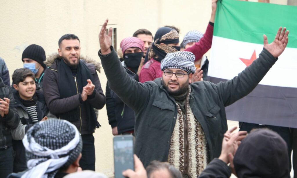 الناشط الإعلامي محمد عبد اللطيف خلال إحدى المظاهرات بريف حلب- 31 من كانون الثاني 2022 (محمد أبو غنوم/ فيس بوك)