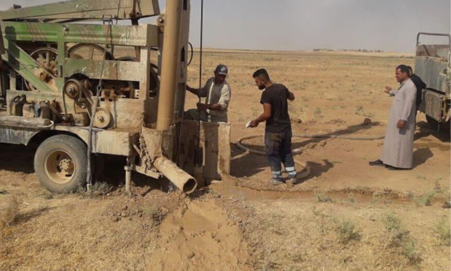 عمال يحفرون بئرًا زراعية في منطقة مركدة بريف الحسكة- 19 من تشرين الأول 2022 (منظمة دان للإغاثة والتنمية)