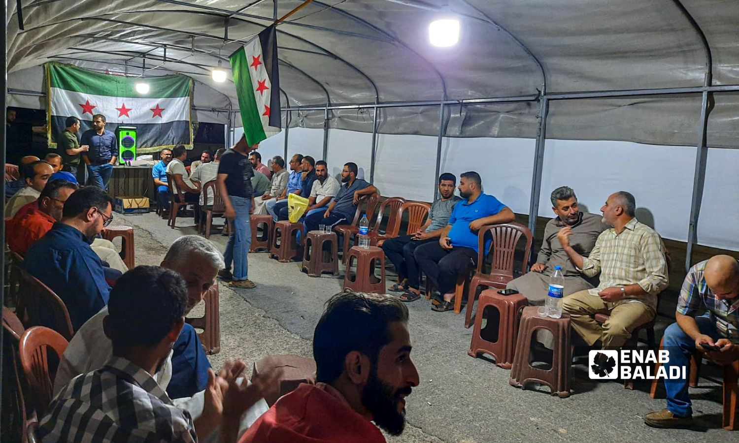 معلمون يعتصمون داخل خيمة أمام مديرية التربية بمدينة الباب بريف حلب الشرقي للمطالبة بحقوقهم- 3 من تشرين الأول 2022 (عنب بلدي)