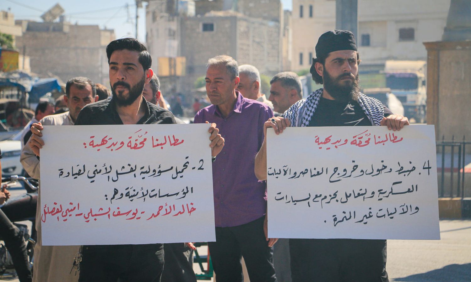 متظاهرون في مدينة الباب احتجاجًا على تردي الأوضاع الأمنية- 10 من تشرين الأول 2022 (الناشط محمد حجار/ فيس بوك)