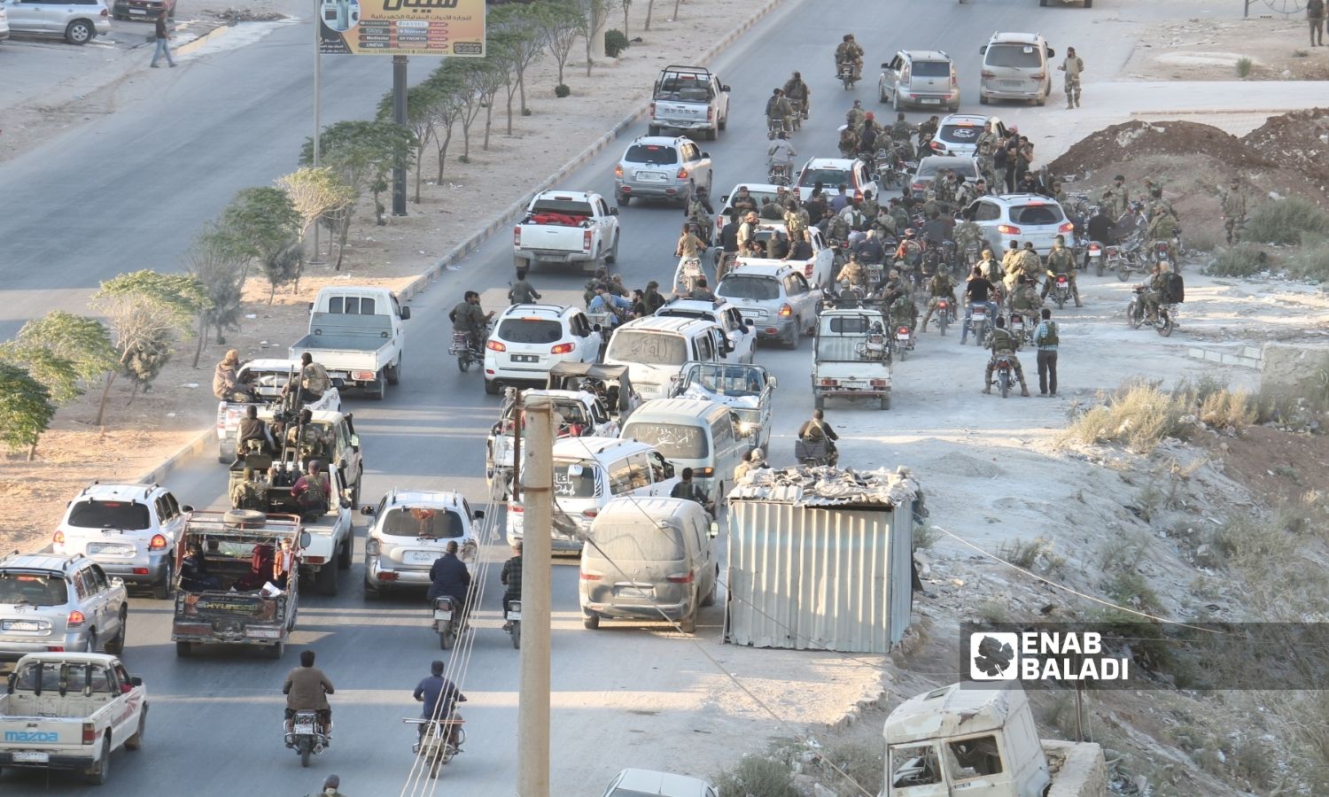 مجموعة من "الفيلق الثالث" التابع لـ"الجيش الوطني السوري" المدعوم من تركيا على مدخل مدينة اعزاز الغربي بعد انسحابها من عفرين بريف حلب- 13 من تشرين الأول 2022 (عنب بلدي)