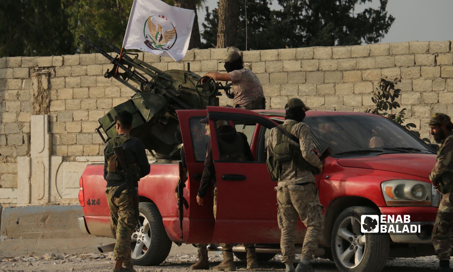 قوات "هيئة ثائرون للتحرير" التابعة لـ"الجيش الوطني السوري" أمام مبنى وزارة الدفاع في بلدة كفر جنة بريف حلب الشمالي -18 من تشرين الأول 2022 (عنب بلدي/ ديان جنباز)