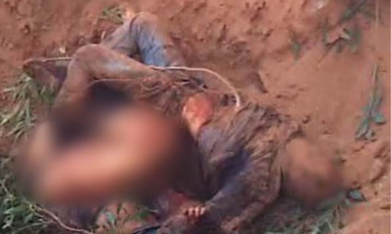 جثث لأشخاص قتلتهم قوات النظام في درعا، وجرى حرقهم ودفنهم في مقبرة جماعية بمنطقة نائية بدرعا (صور حصل عليها المركز السوري للعدالة والمساءلة ونشرها في 31 من تشرين الأول 2022)