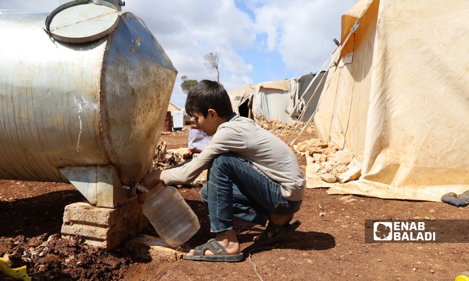 طفل في أحد مخيمات أحراش الزيادية وسط مدينة عفرين بريف حلب الشمالي- كانون الثاني 2022 (عنب بلدي/ أمير خربوطلي)