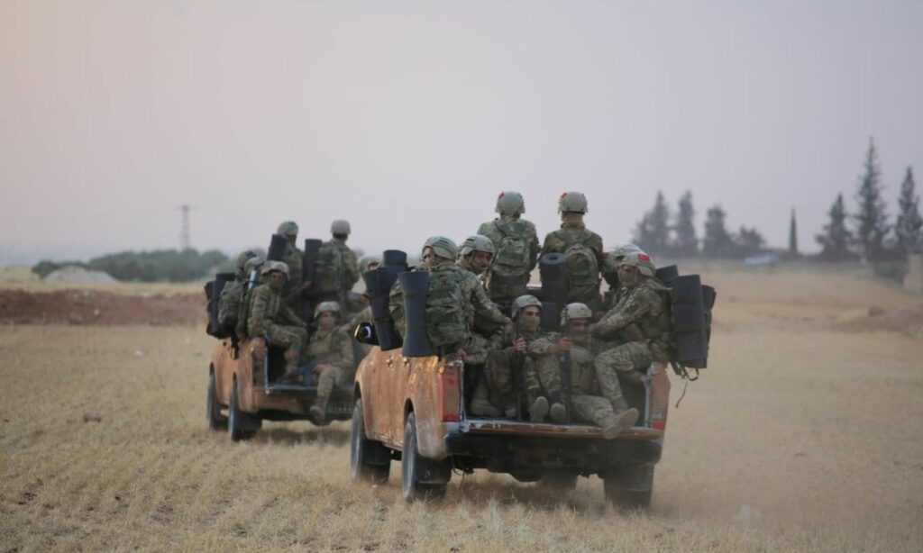 عناصر في فرقة "الحمزة" التابعة لـ"الجيش الوطني السوري" المدعوم من تركيا خلال تدريبات عسكرية بريف حلب- 2 من حزيران 2022 (سيف أبو بكر/ تويتر)