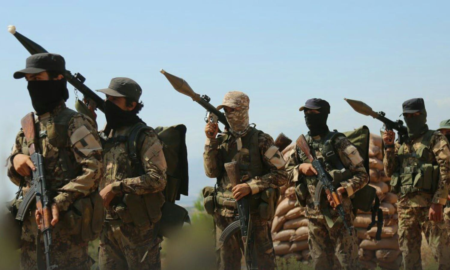 مقاتلون في "هيئة تحرير الشام" خلال دورة رماية قاذف "RPG"- آب 2022 (أمجاد)
