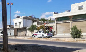 مقاتلون من اللواء الثامن المحلي التابع للأمن العسكري في درعا خلال دخوله مدينة جاسم للمشاركة بالعمليات ضد خلايا تنظيم الدولة- 15 تشرين الأول 2022 (درعا 24)